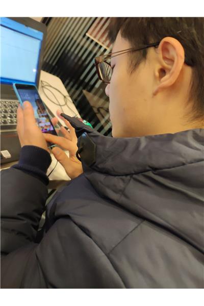 工作多么认真的小伙呀
